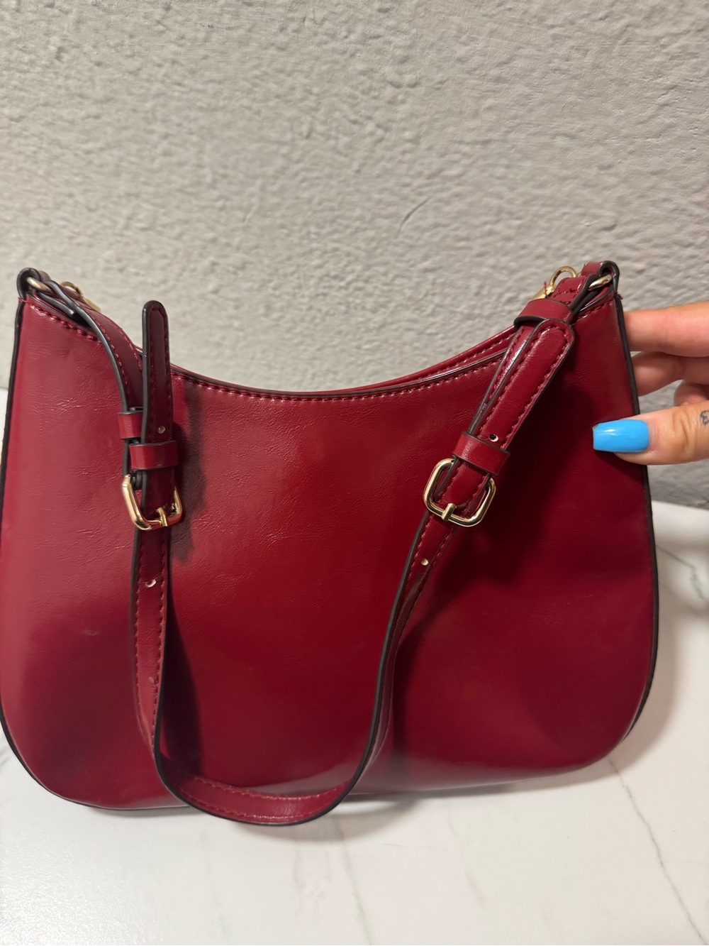 GUESS Burgundy Shoulder Bag with Gold Chain Detail - Picture 3 of 5